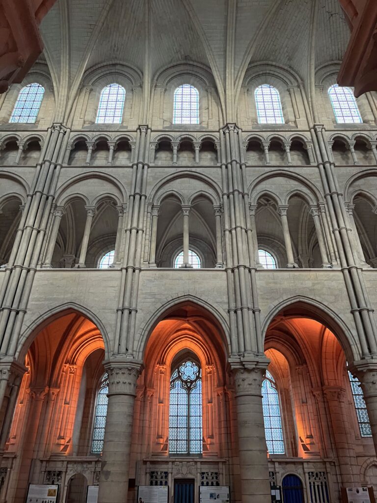 De opbouw van de kathedraal van Laon; zoeken naar mogelijkheden