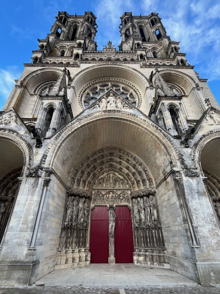 Laon en Lille: De centrale portiek en façade van de kathedraal van Laon