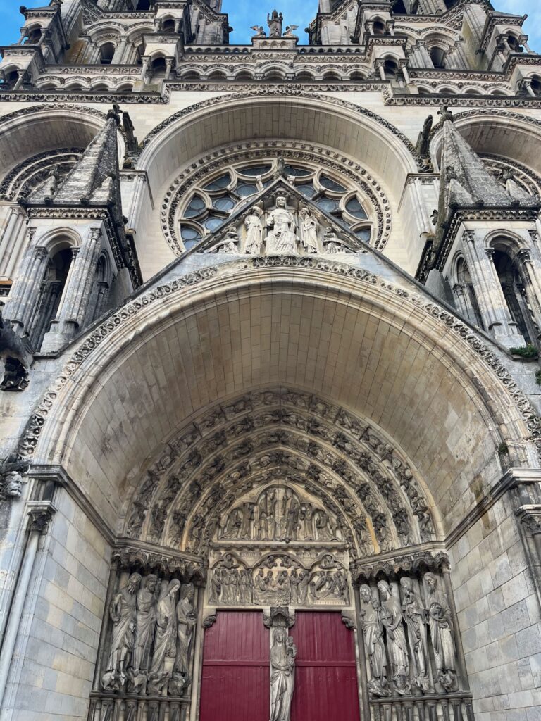 Het centrale portaal van de kathedraal van Laon van dichtbij
