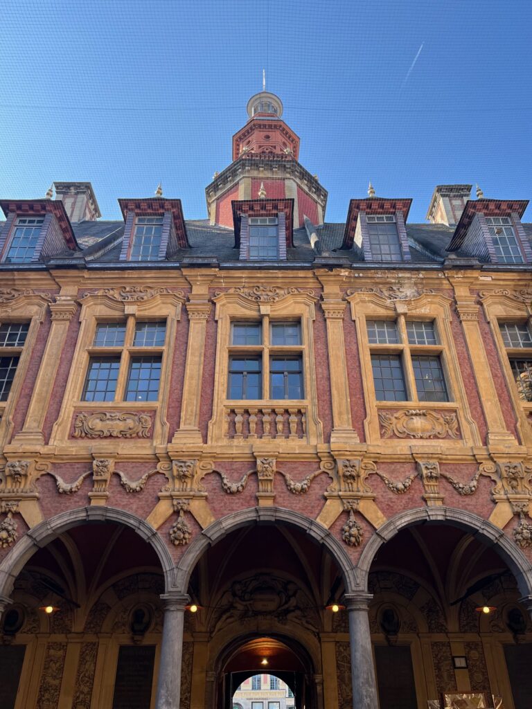 De Vieille Bourse vanaf de binnenplaats