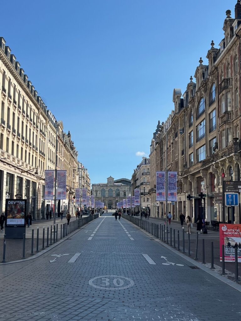 Rue Faidherbe tussen Place du Théâtre en het station