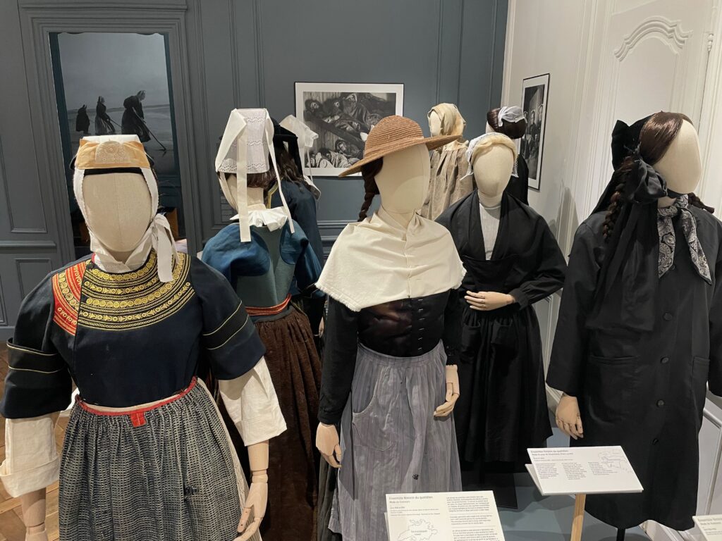Klederdracht van de Cornouaille in het Musée départemental bréton