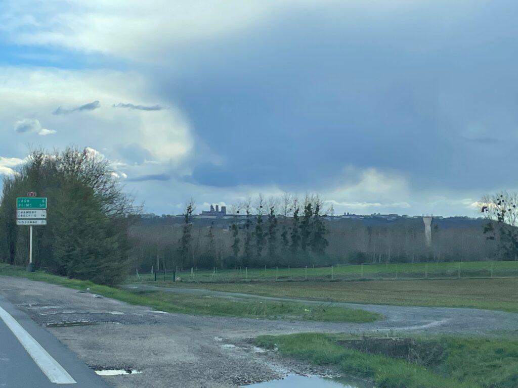 Laon vanaf de toegangsweg naar de A26