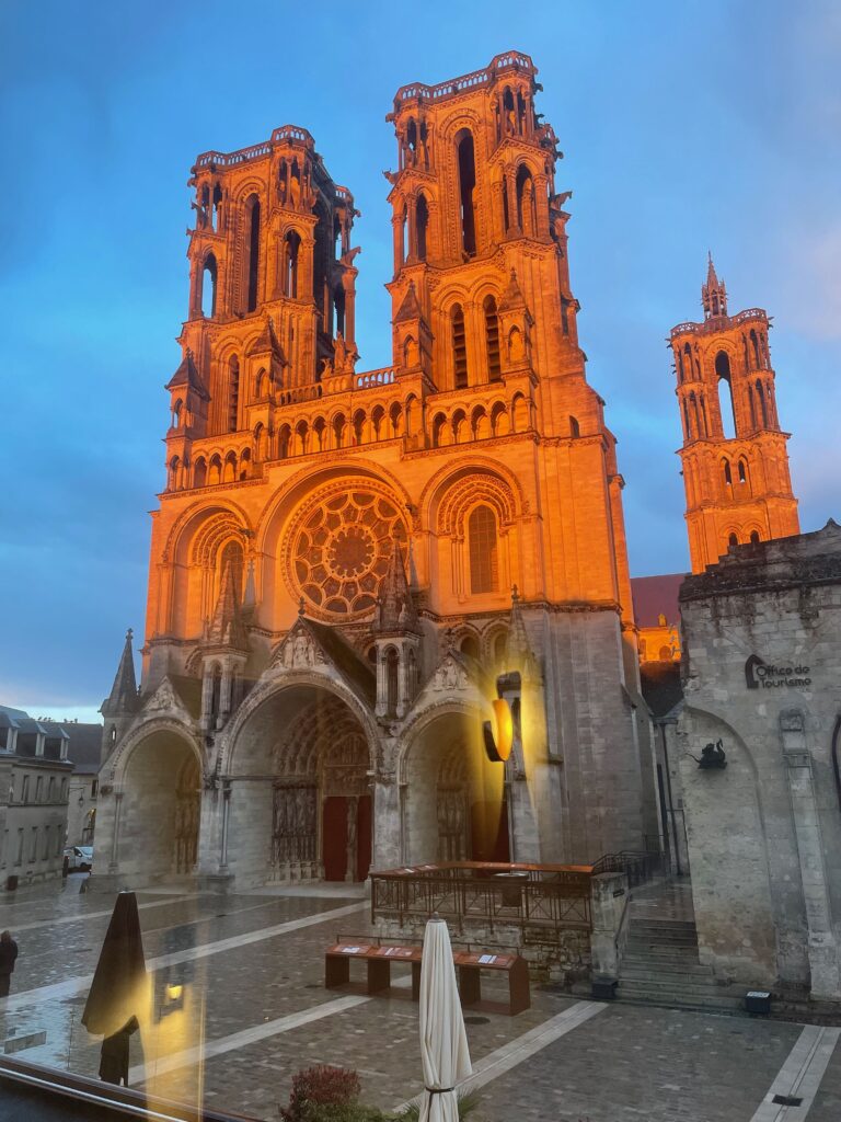 Laon en Lille: De kathedraal van Laon in de avondzon vanuit ons hotelkamerraam