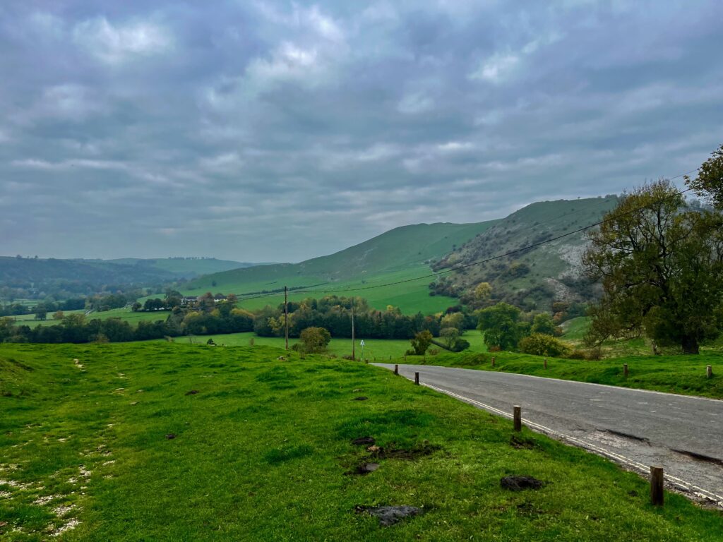 Wandelen door Dovedale: Uitzicht richting Ilam Park en Dovedale vanaf Ilam Road