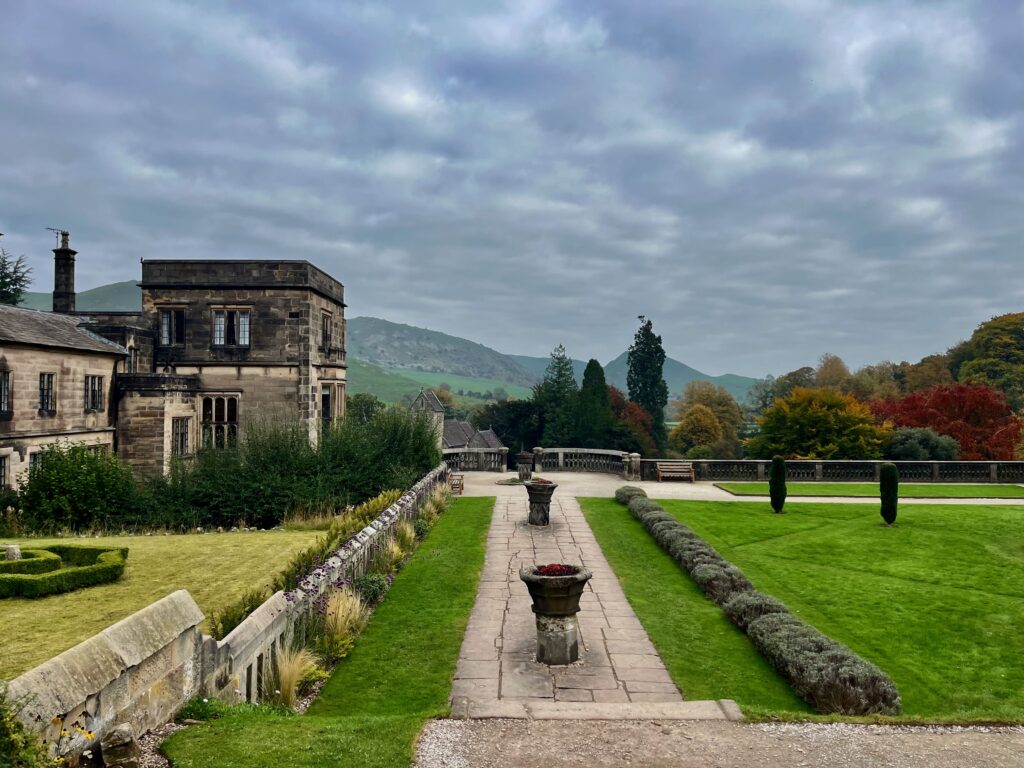 Wandelen door Dovedale: Nog een keer Ilam Park met links Ilam Hall