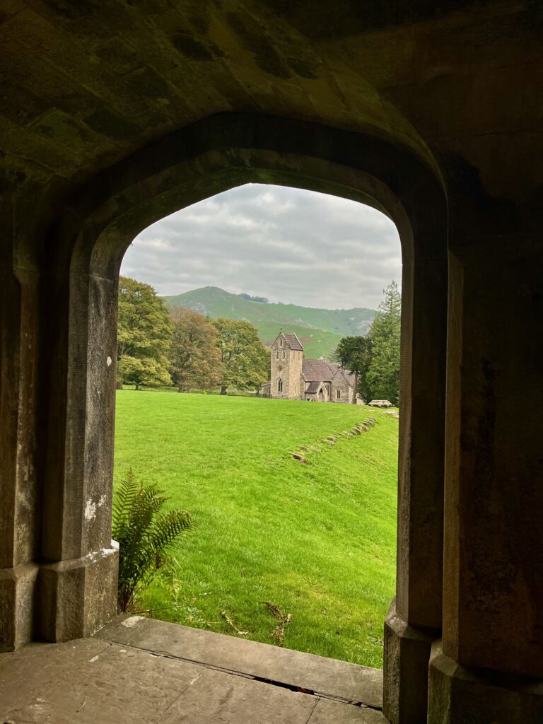 Doorkijkje in Ilam Park naar het lokale kerkje