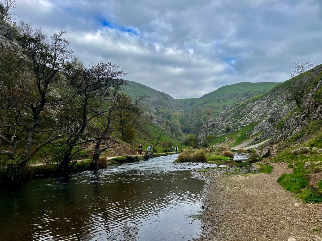 Wandelen door Dovedale: De eerste meters in Dovedale