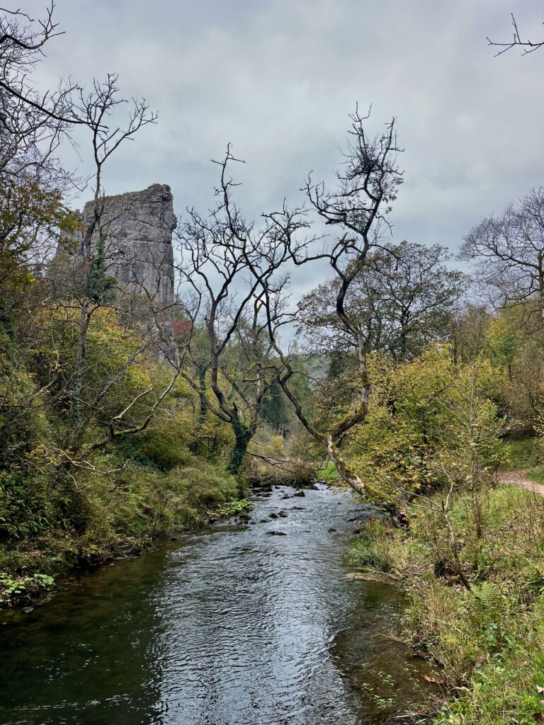 Wandelen door Dovedale: Ilam Rock