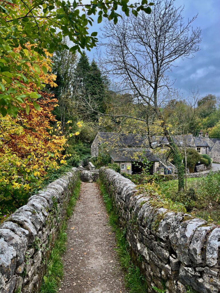 Wandelen door Dovedale: Viator’s Bridge in Milldale