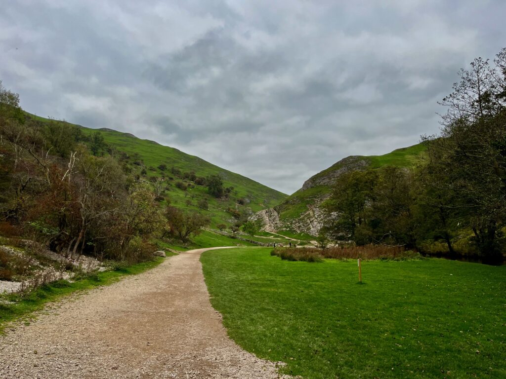 Dovedale met rechts (verscholen achter de bomen 😀) Thorpe Cloud