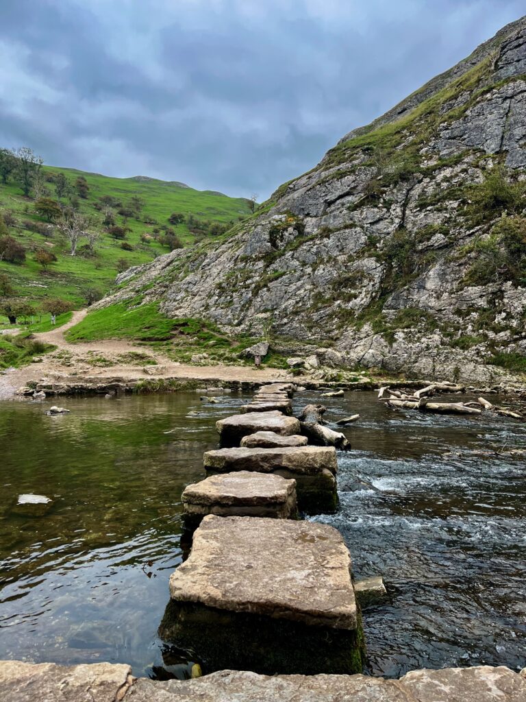 Wandelen door Dovedale: De beroemde Stepping Stones van Dovedale