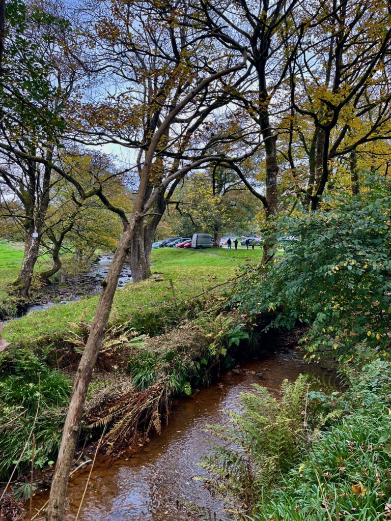 Lud’s Church en The Roaches: Blik op de parkeerplaats aan Gradbach Mill Lane