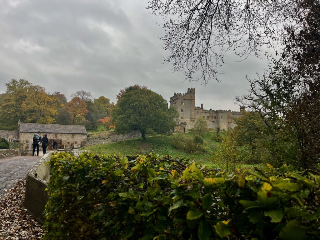 Haddon Hall en Lathkill Dale: Haddon Hall op de heuvel boven de River Wye
