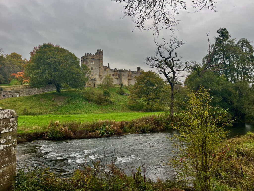 Haddon Hall en Lathkill Dale: Haddon Hall vanaf de brug over de River Wye