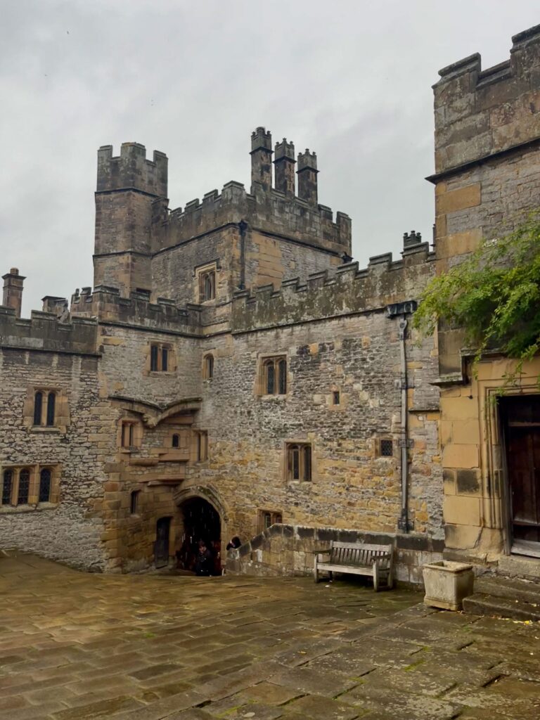 Het middeleeuwse poortgebouw van Haddon Hall met daarboven de Peveril Tower