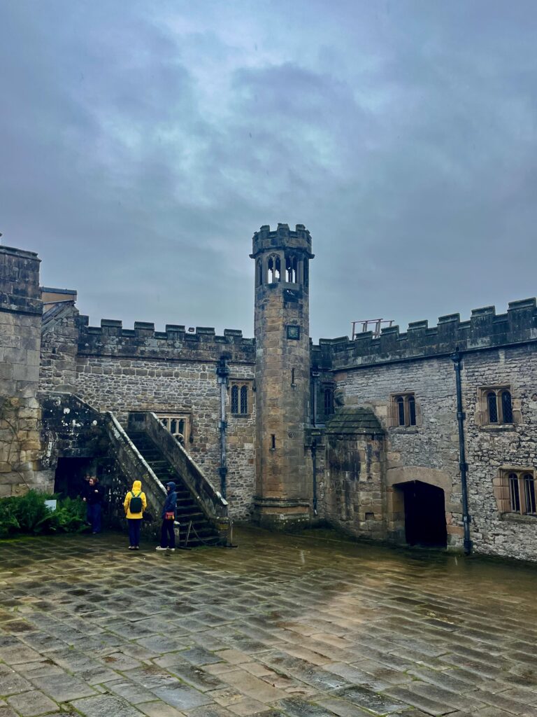 De hoek van het eerste hof van Haddon Hall waar de kapel en de genoemde muur van King John in zit