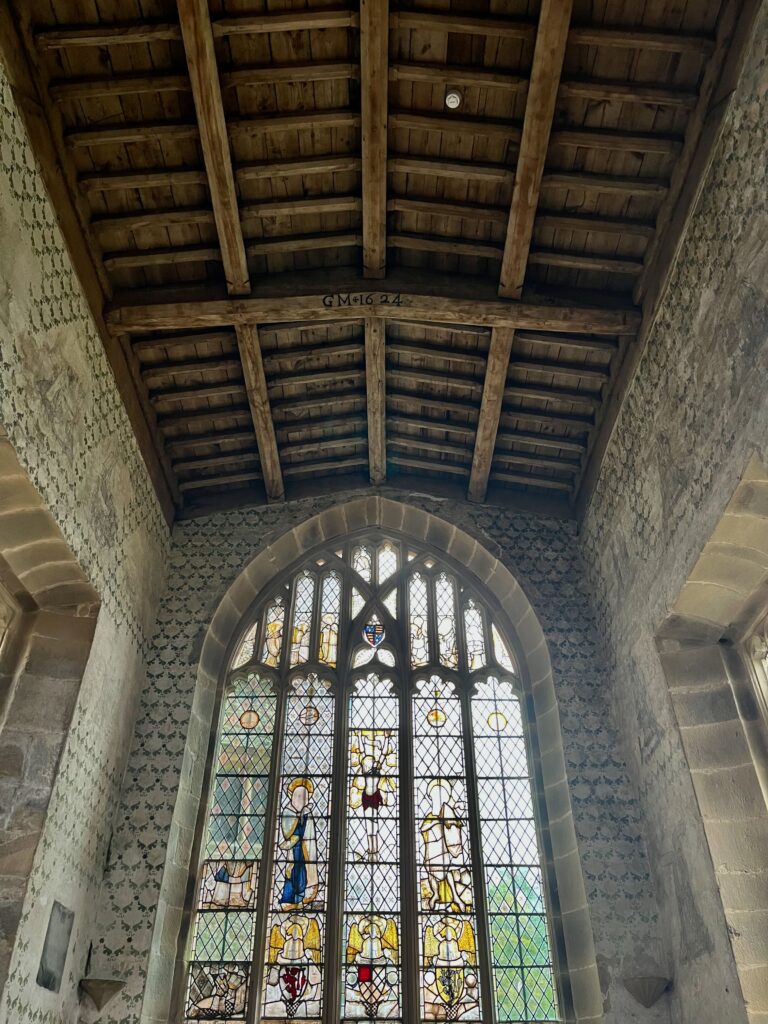 Haddon Hall en Lathkill Dale: Medieval Chapel van Haddon Hall van de binnenkant