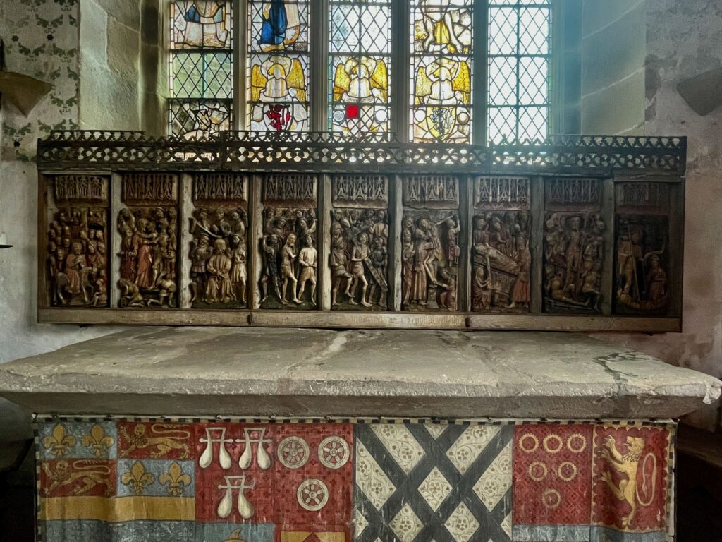 Stokoud rectabel van de kruisgang in de Medieval Chapel van Haddon Hall