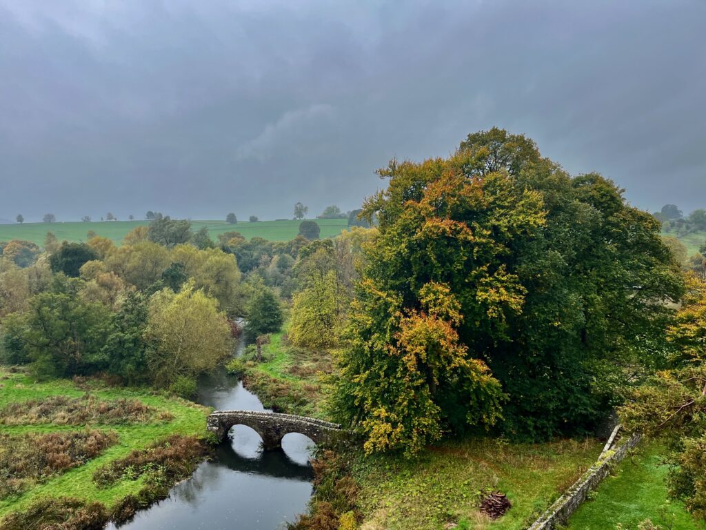 Uitzicht over de Wye Valley vanaf de Walled Garden van Haddon Hall