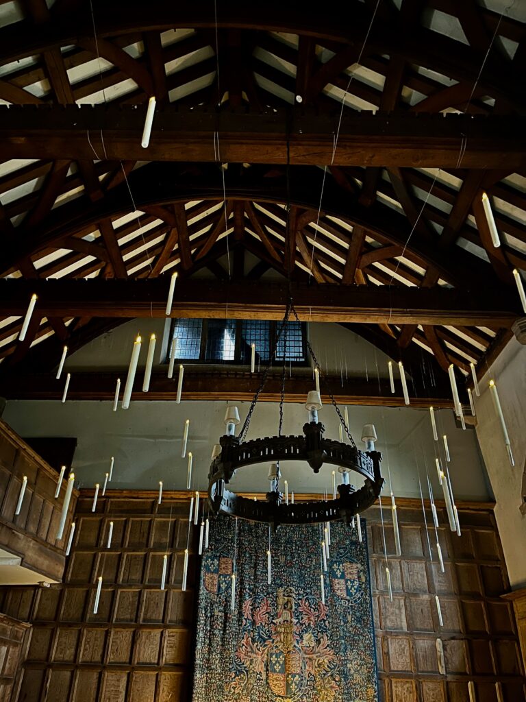 The Great Hall van Haddon Hall in kerstsferen