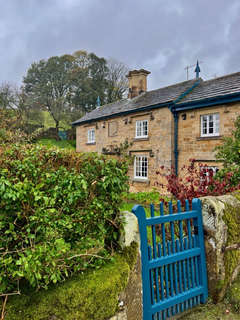 Huizen in Edensor met het typische blauw van het Chatsworth Estate
