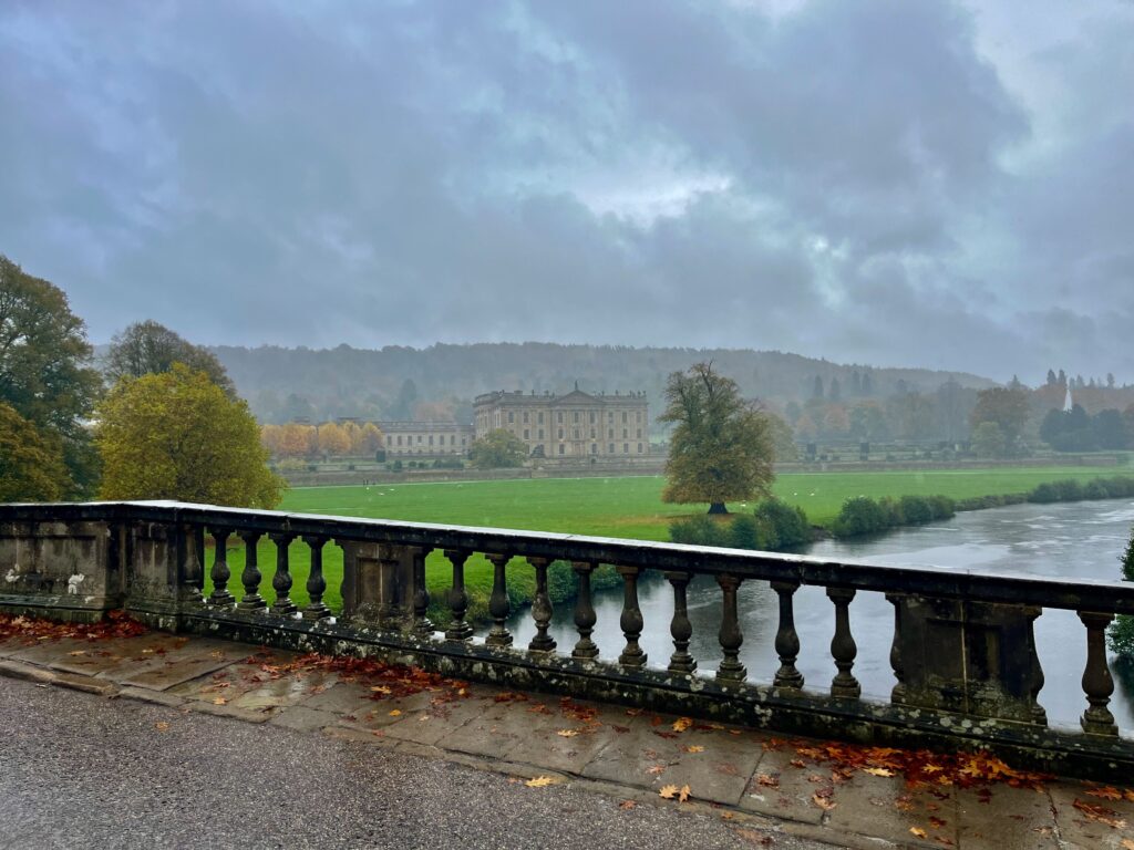 Chatsworth House in volle, miezerige glorie
