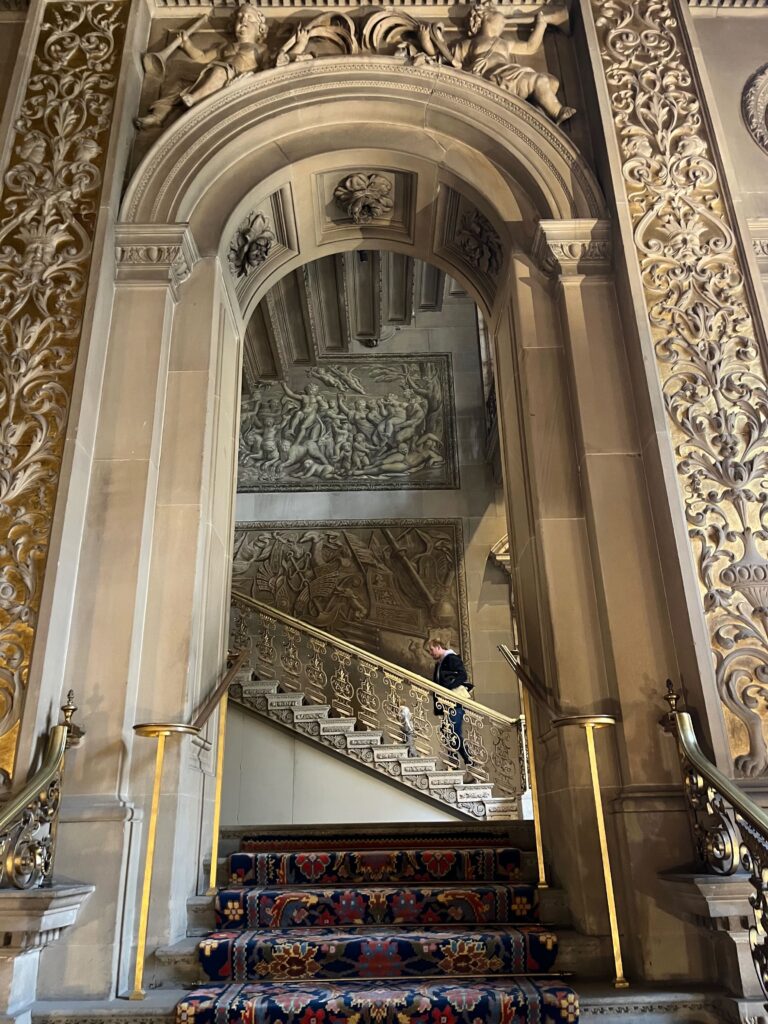Het enorme trappenhuis om boven te komen
