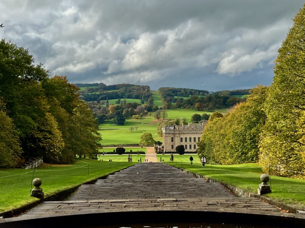 Cahtsworth House en Baslow Edge: De waterval met daarachter het huis en het omringende landschap
