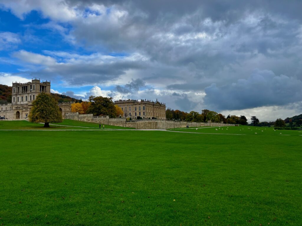 Chatsworth House over de hele breedte; het loopt dus echt vanaf het hoofdhuis rechts tot aan de hoge, Italiaanse loggia links