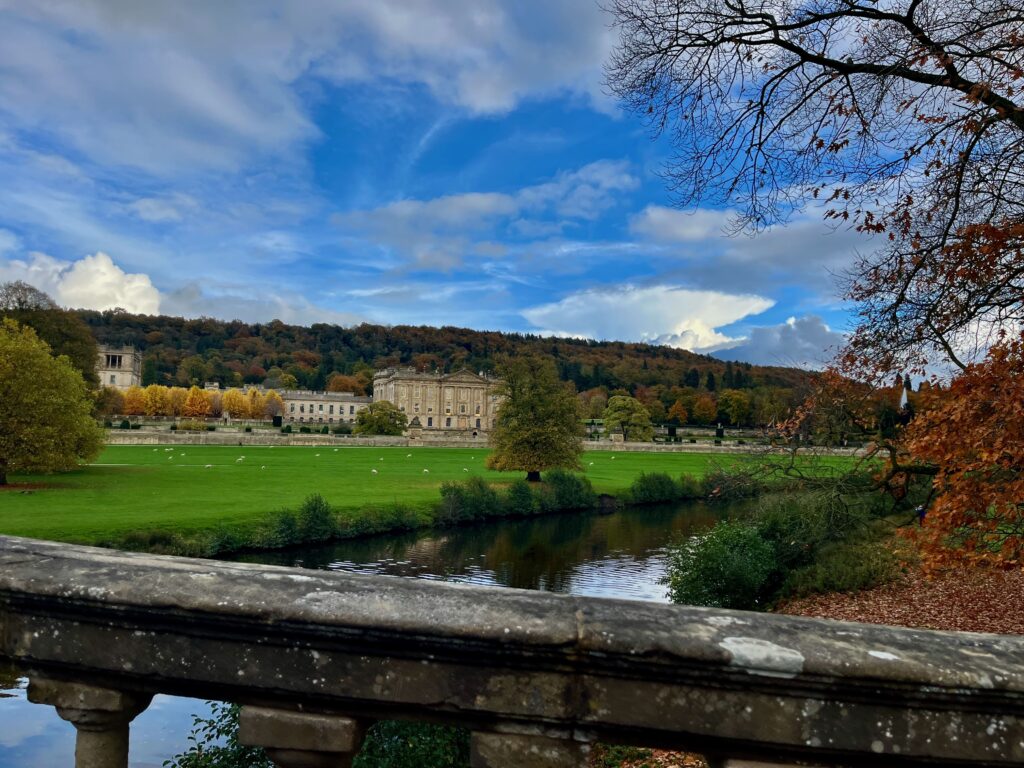 Chatsworth House en Baslow Edge: Chatsworth House vanaf de brug over de River Derwent