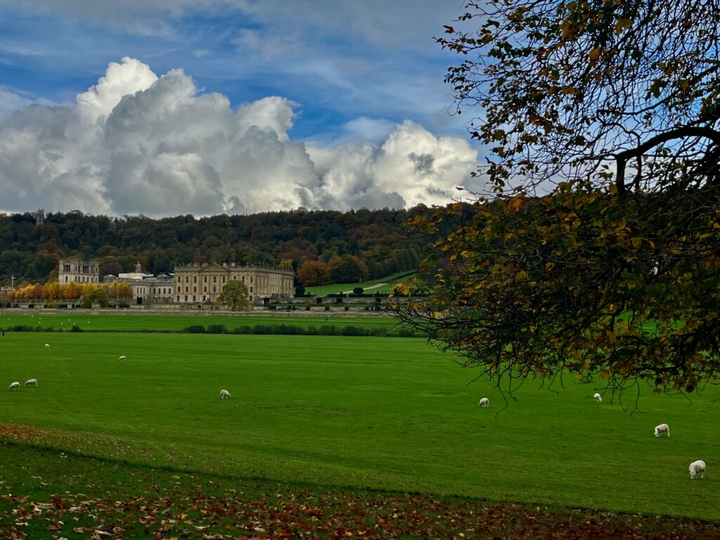 Vakantie in het Peak District: Laatste blik op Chatsworth House met Stand Wood op de achtergrond