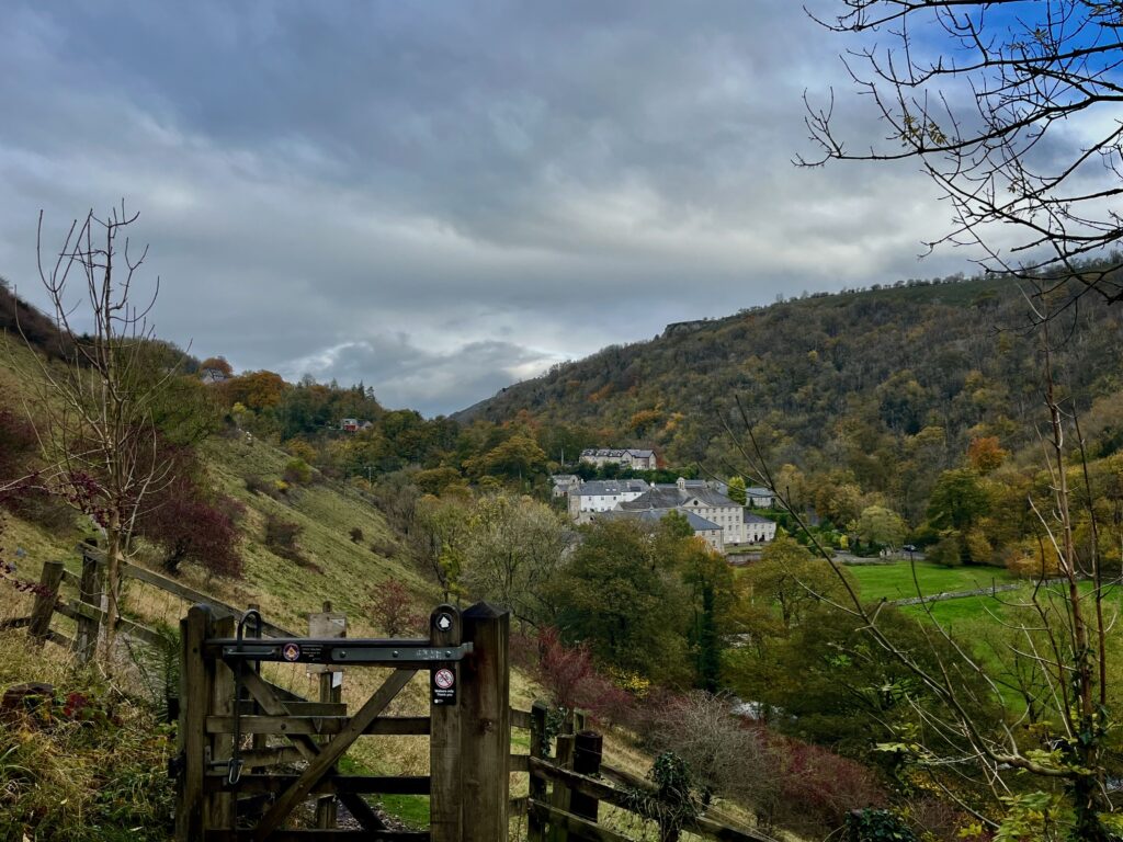 Fietsen op het Monsal Trail: Cressbrook Dale vanaf het Monsal Trail gezien