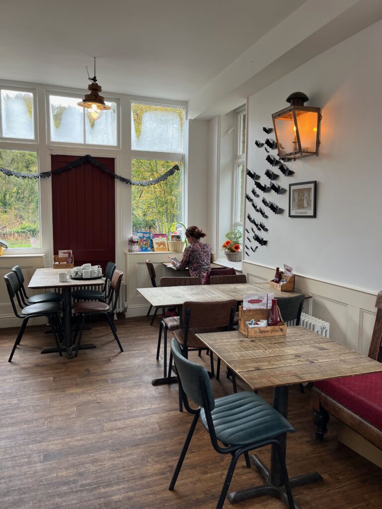 Fietsen op het Monsal Trail: The Refreshment Room bij Miller's Dale Station
