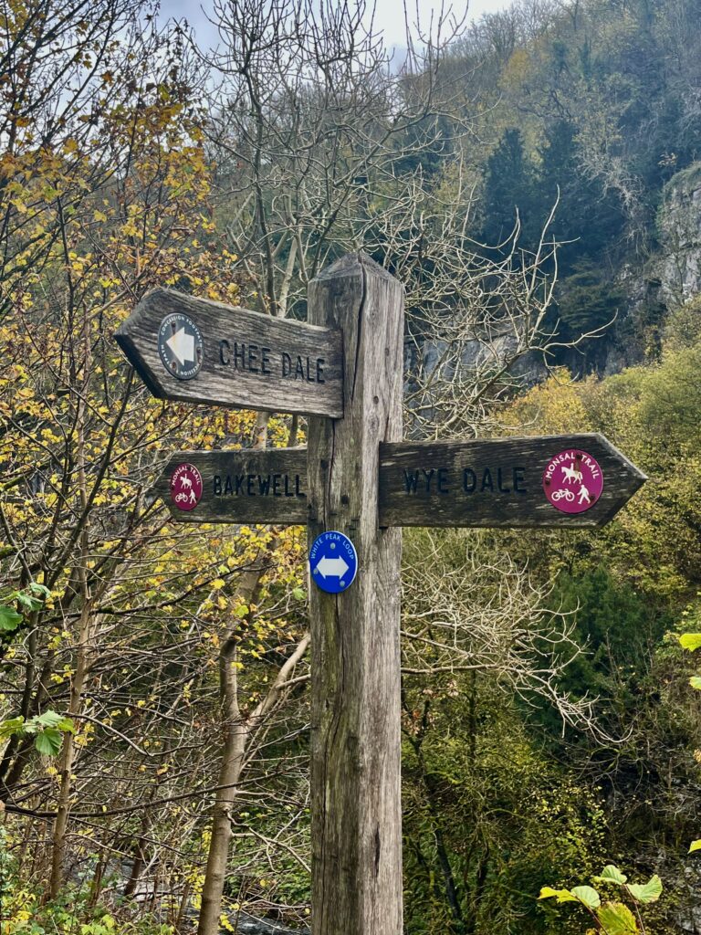 Fietsen op de Monsal Trail: De bordjes bij het pad naar Chee Dale op de Monsal Trail