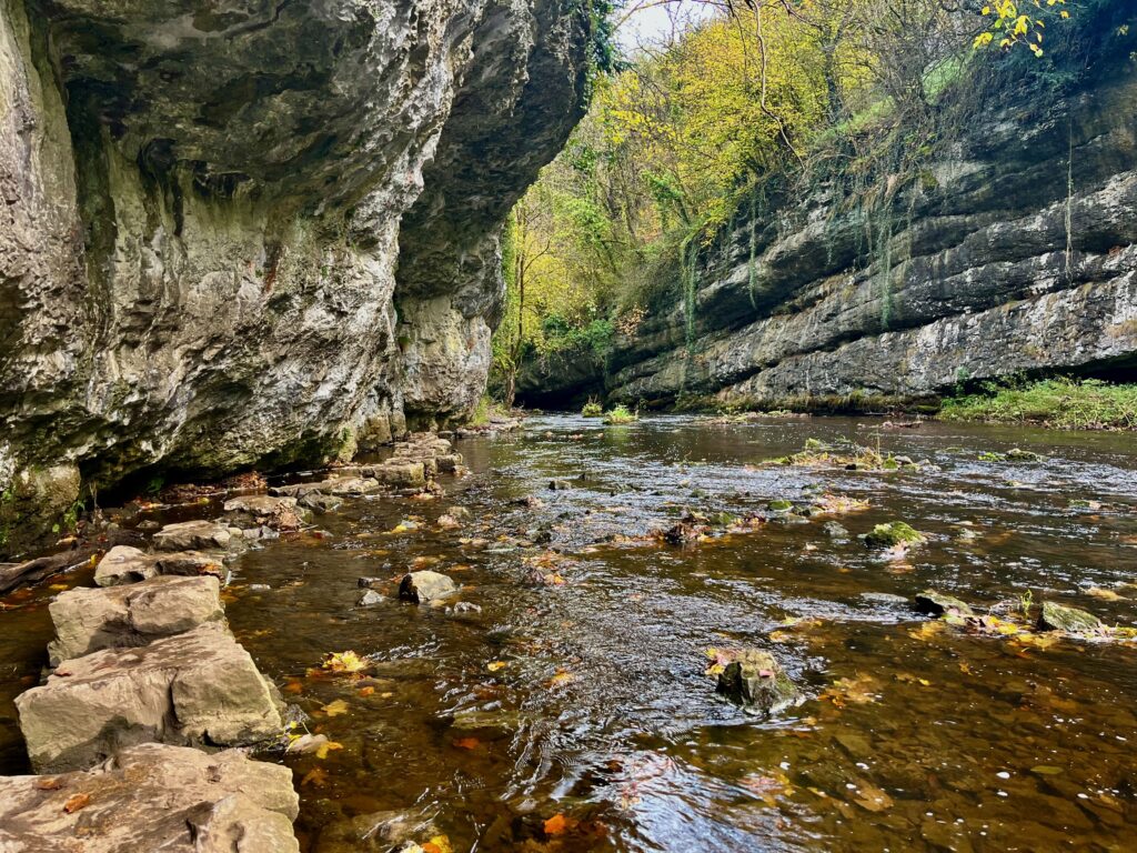 Fietsen op het Monsal Trail: De mooie, nauwe kloof van Chee Dale in het Peak District