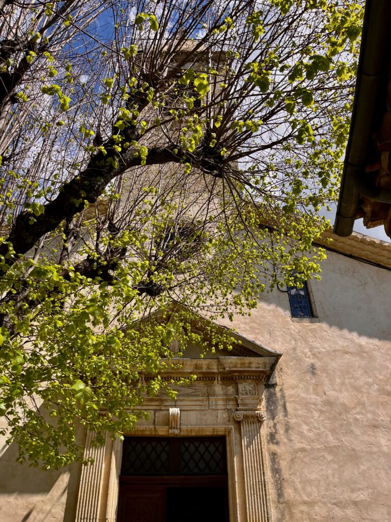 Roadtrip door de Baronnies Provençales: Front van de Église de la Nativité
