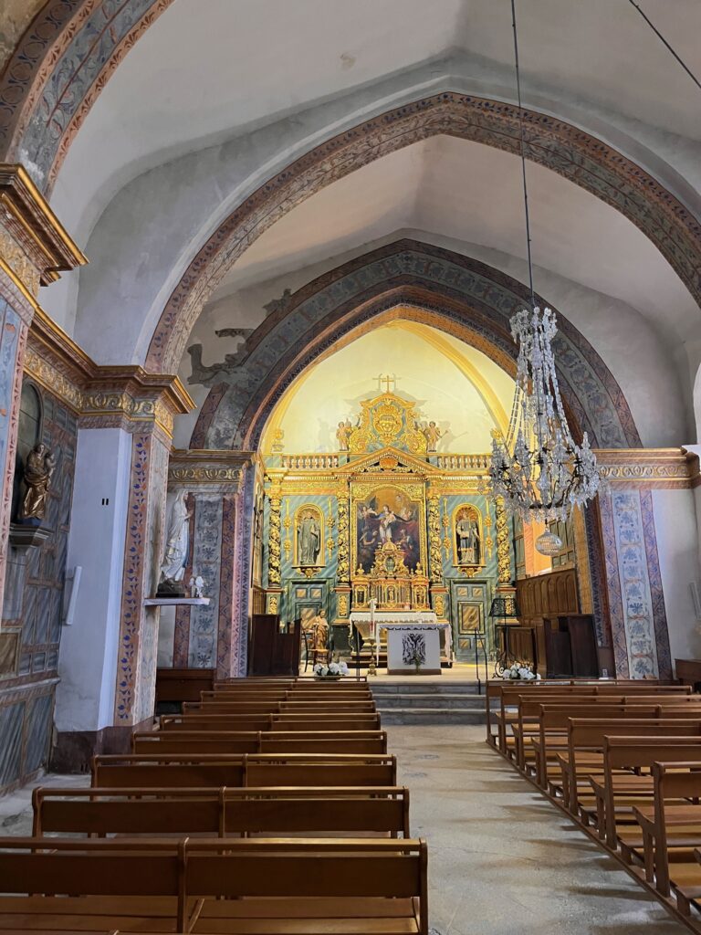 Interieur van de Église de la Nativité in Montbrun-les-Bains