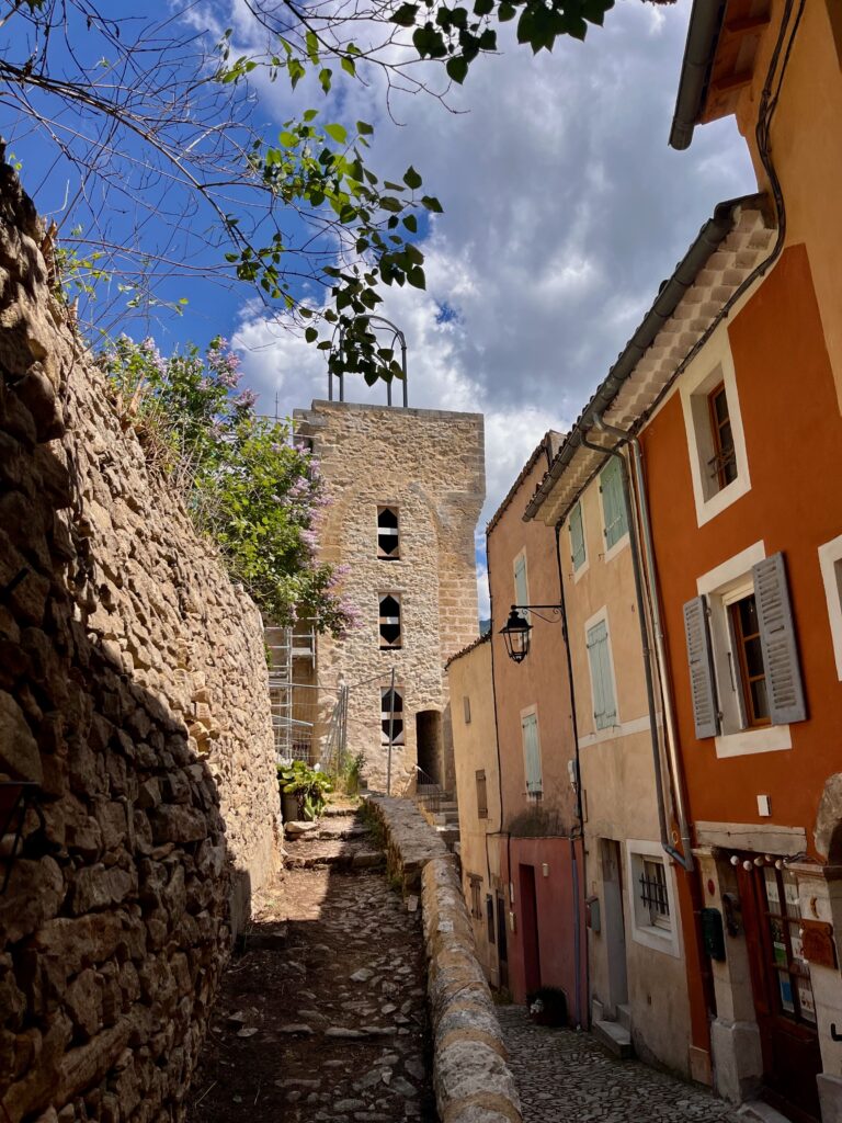 Roadtrip door de Baronnies Provençales: Rue de Beffroi met de belfort zelf