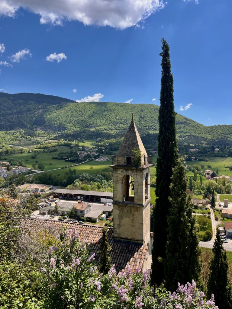 Roadtrip door de Baronnies Provençales: Uitzicht vanaf de Place du Grand Soleil in Montbrun-les-Bains