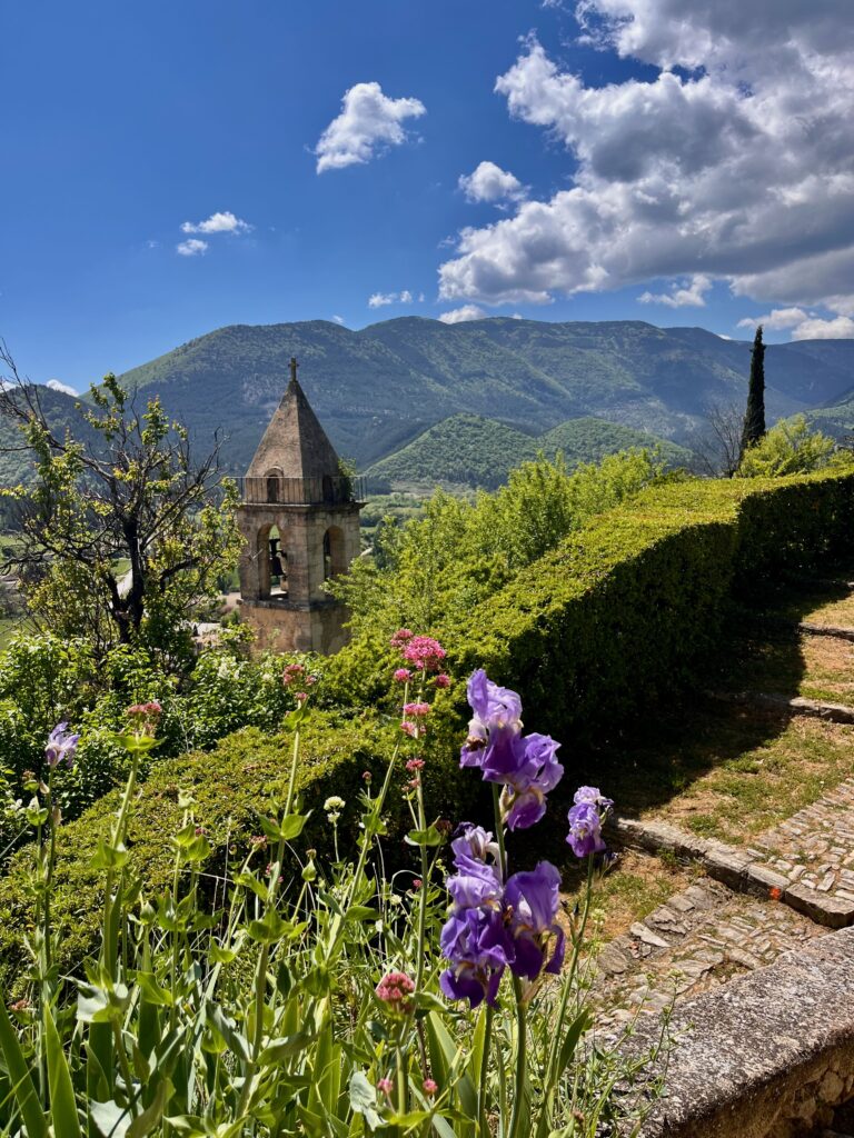 Roadtrip door de Baronnies Provençales: Uitzicht vanaf de Rue du Grand Soleil in Montbrun-les-Bains richting de Provence
