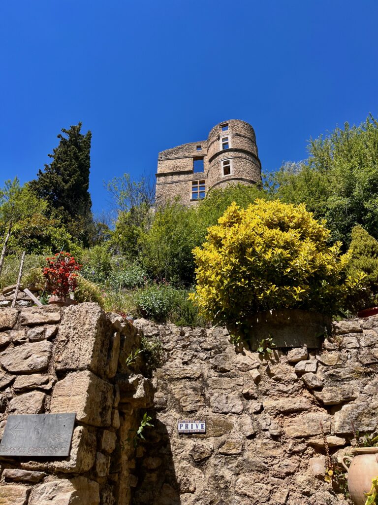 Roadtrip door de Baronnies Provençales: Het kasteel vanaf de Rue du Grand Soleil