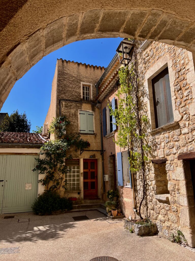 Tussen de Rue du Puits Communal en de Grand Rue in Buis-les-Baronnies