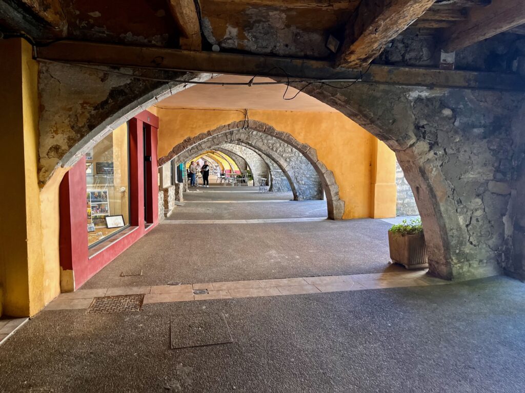 Roadtrip door de Baronnies Provençales: De arcades van de Place du Marché in Buis-les-Baronnies
