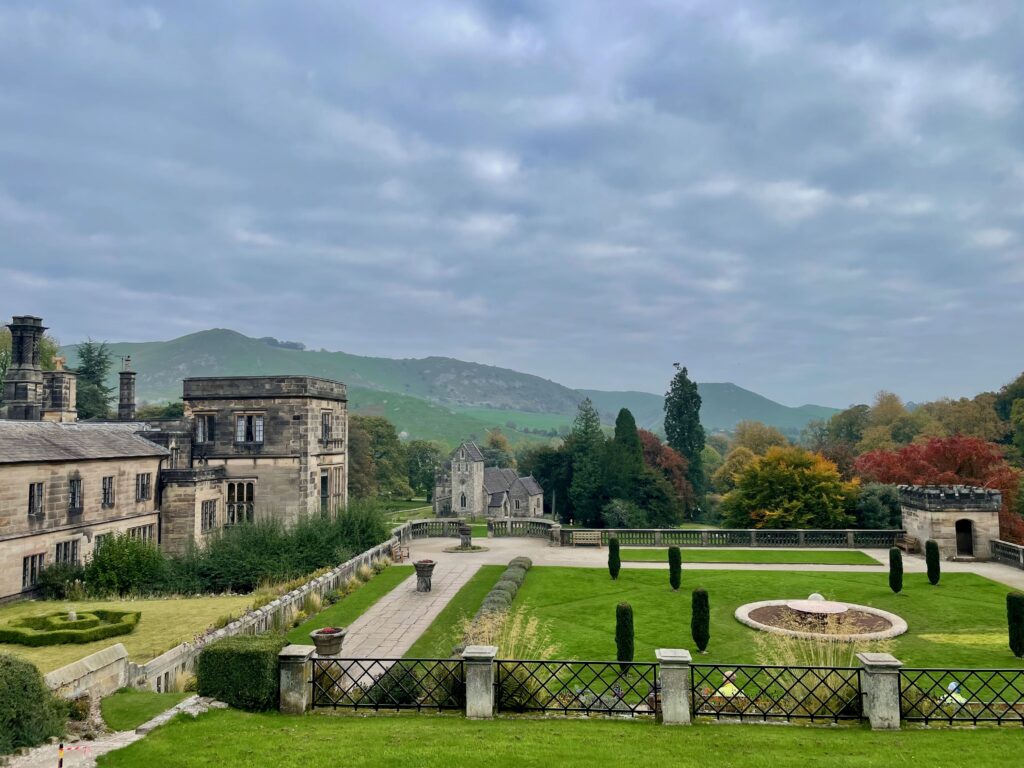 Vakantie in het Peak District: Het prachtige uitzicht voorbij Ilam Hall over de Peaks rondom Dovedale