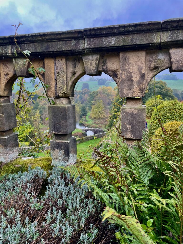 Bijzondere uitkijk over de vallei van de River Wye vanuit de Walled Garden van Haddon Hall