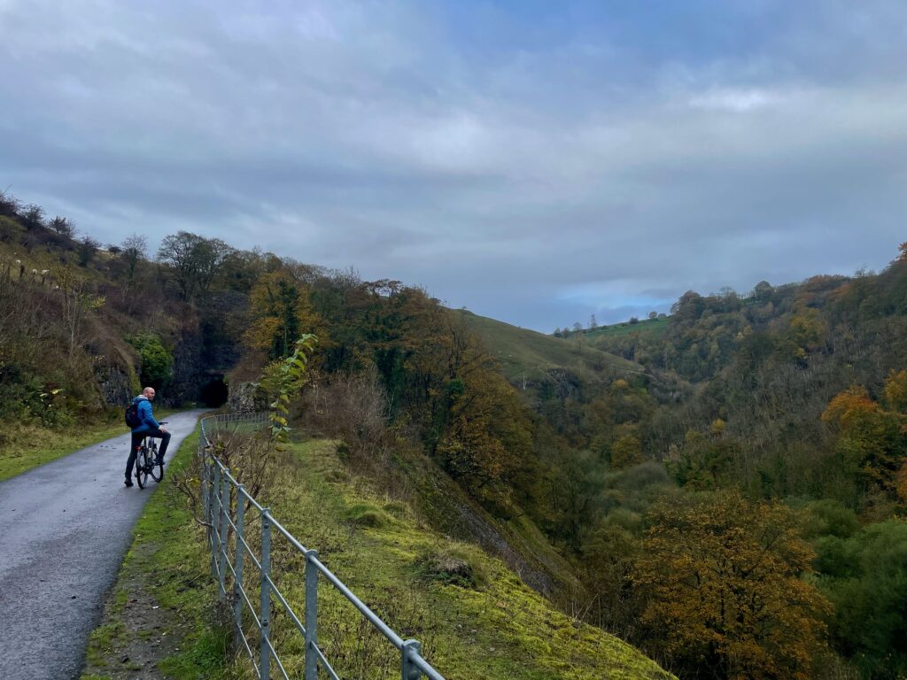 Fietsen op het Monsal Trail: Uitzicht vanaf het Monsal Trail op Water-cum-Jolly-Dale