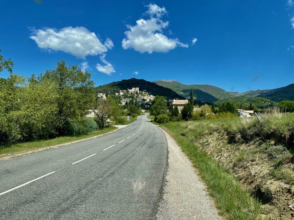 Roadtrip door de Baronnies Provençales: Montbrun-les-Bains vanaf de D72