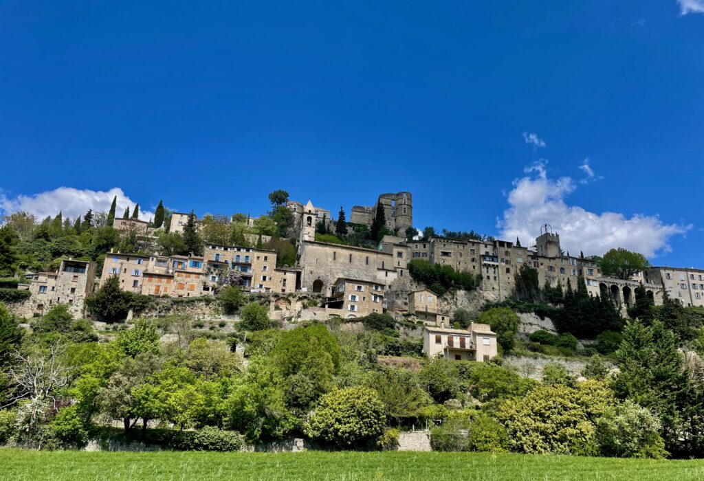 Roadtrip door de Baronnies Provençales: Montbrun vanaf de voet van het dorp