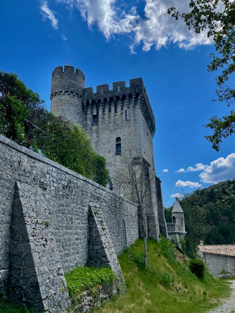 Château d’Aulan van de zijkant